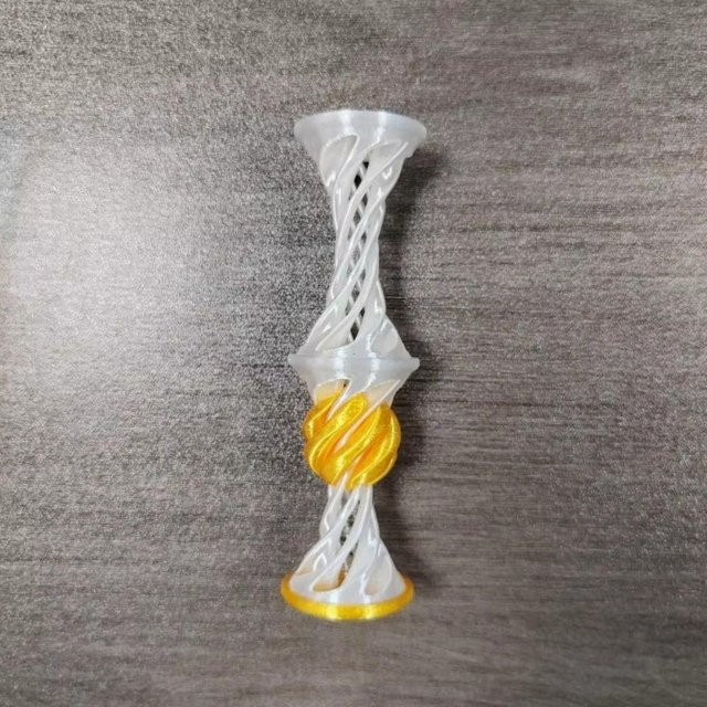 Doppelschichtige unmögliche Pyramide als 3D-Druck Schreibtischdekoration in Grau von Yiran bag - Bild 1
