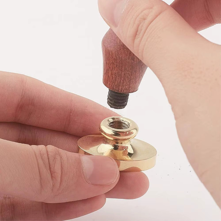 Wachssiegel-Stempelset mit abnehmbarem Messingkopf und Rosenmuster in Gold - Bild 2