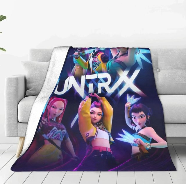 Lodestar Flanell-Plüschüberwurf für Kinder mit D-Dämonenjäger Huntrix Saja Motiv, Mehrfarbig, B/T: 75 x 100 cm - Bild 1