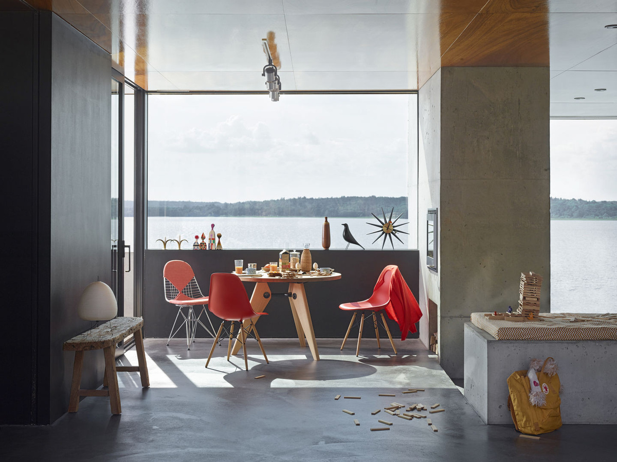 Vitra DSW Eames Plastic Side Chair in Rot mit Holzbeinen und Kunststoffschale in Matt - Bild 3