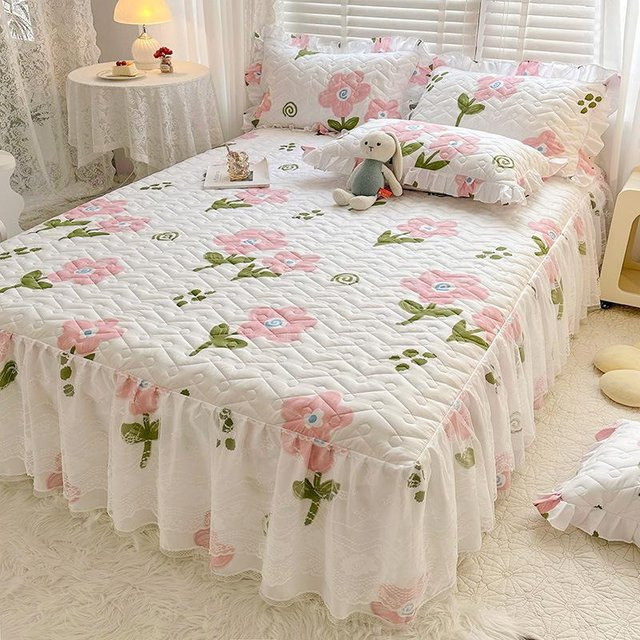 Dreiteiliges Bettwäsche-Set von Your Warm Home mit gesteppter Tagesdecke und Spannbettlaken aus Baumwollspitze in Weiß, B/T: 180 x 220 cm - Bild 1
