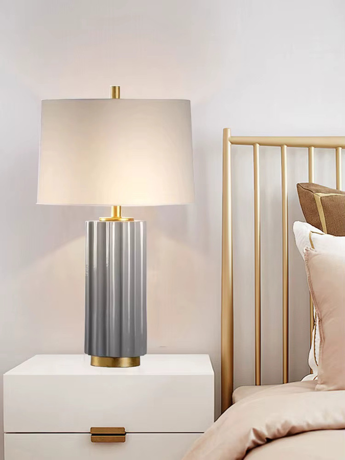 Moderne Designer Tischlampe aus Keramik und Stoff in Weiß und Grau mit Gold/Messing-Details, Höhe: 65,0 cm, Breite: 38,0 cm, Tiefe: 38,0 cm - Bild 3