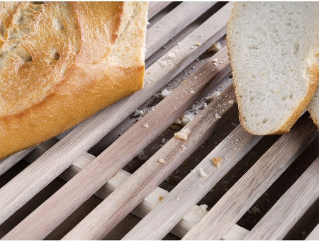 APS Brotschneidebrett LETTER aus Akazienholz in Braun, B: 34 cm, T: 48 cm, H: 3,5 cm - Bild 1