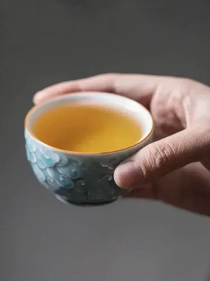 Handgemachte chinesische Teetasse aus Keramik mit Relief-Design in Blau - Bild 5