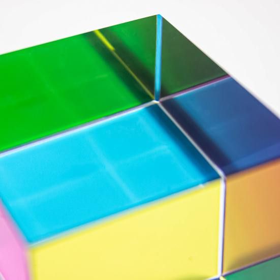 Bunter künstlicher Kristallwürfel von Beautiful Kingdom als dekoratives Prisma für Lichtbrechung und spielerisches Lernen, Multicolor, 4 cm - Bild 3