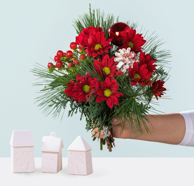 BLUME2000 Wintergruß mit Häuschen-Set Bouquet Chrysanthemen Johanniskraut Rosen red green Weihnachten Winter - Bild 1