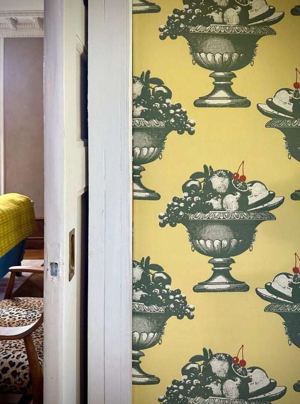Studio Lisa Bengtsson Tapete Cherry on Top - 1803, Gelb, Floral und Vintage Design, Vlies-Tapete - Bild 2