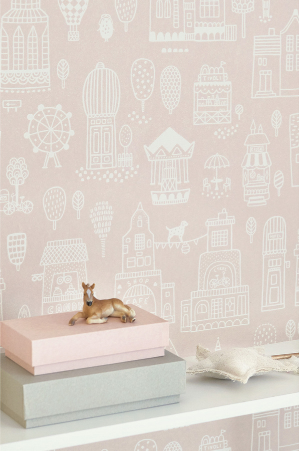 Majvillan Tapete Small Town in Dusty Pink und Cream White, Vlies-Tapete im skandinavischen Design für das Kinderzimmer - Bild 1