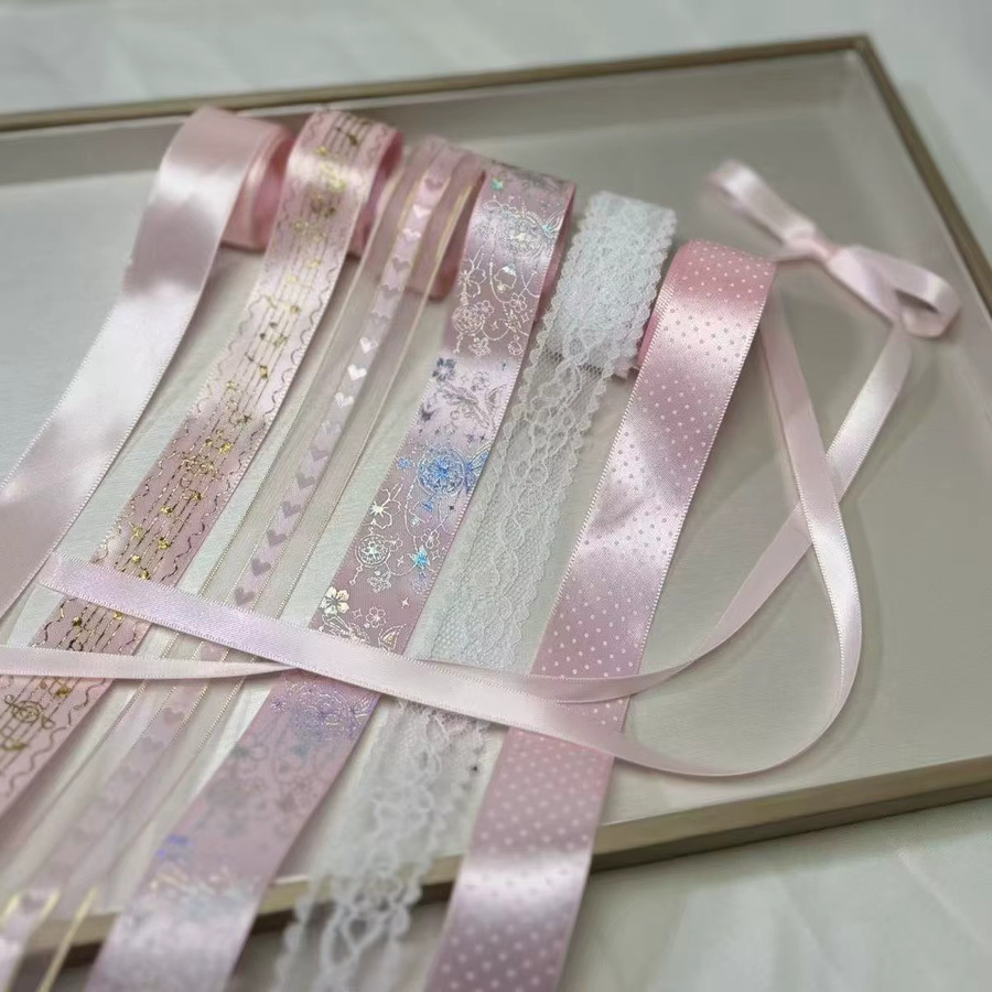 7-teiliges Retro-Bandset aus Satin in Pink mit antiken amerikanischen Abzeichen als DIY Handarbeitsmaterial-Kit für Schleifen und Bastelarbeiten - Bild 2