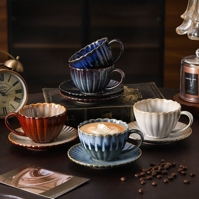 Gestreifte Keramiktasse in Gelb im Vintage-Design für Kaffee und Tee - Bild 1