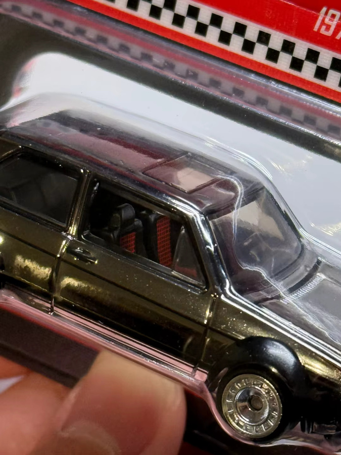 Hot Wheels 1976 Volkswagen Golf Mk1 GTI Tuned Version, Druckgussauto-Modellspielzeug, Maßstab 1:64 - Bild 3