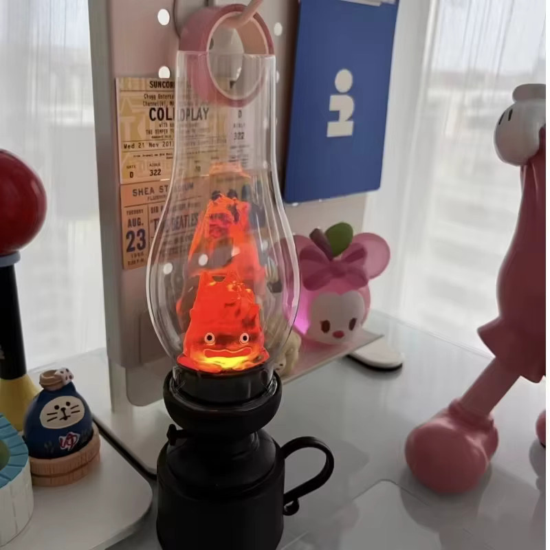 Calcifer Vintage Nachtlicht als dekorative Cartoon Anime Flammenlose Tischlampe in Schwarz mit warmweißem Licht - Bild 2