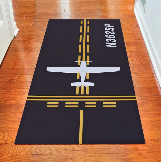 Rutschfester Flur-Läufer mit Flugzeug-Muster in Schwarz, pflegeleichter Teppich im Industrial-Design für den Eingangsbereich - Bild 1