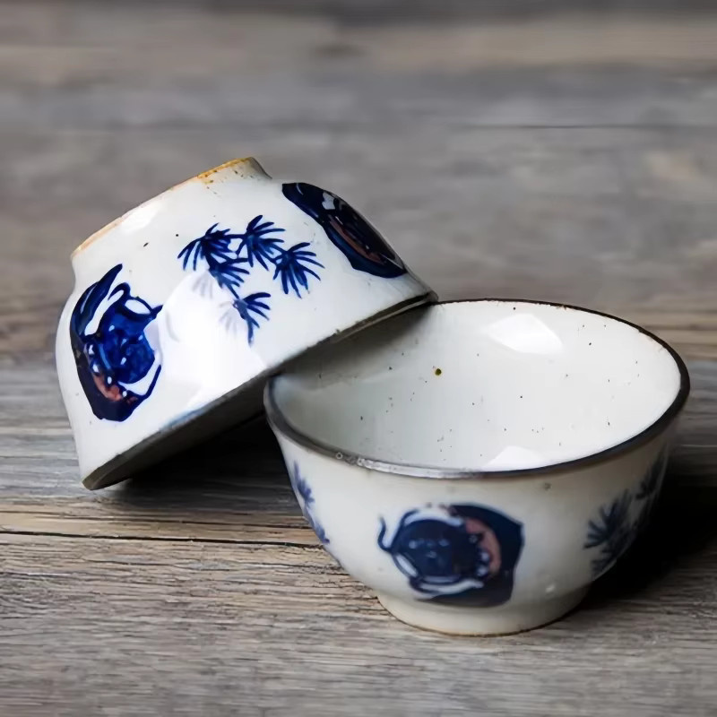 Handbemalte chinesische Kalligraphie-Teetasse aus Steingut in Weiß, 30 ml - Bild 2