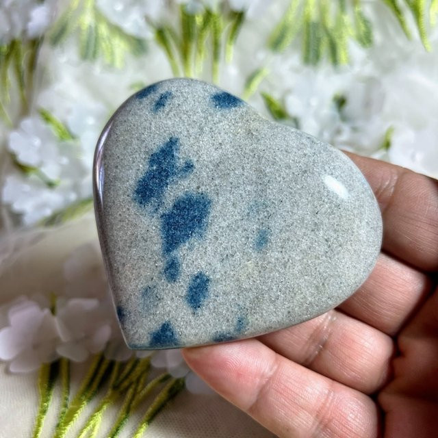 CrystalHola Künstlicher K2-Jaspis-Herzstein in Blau und Grau als elegante Tischdekoration - Bild 1