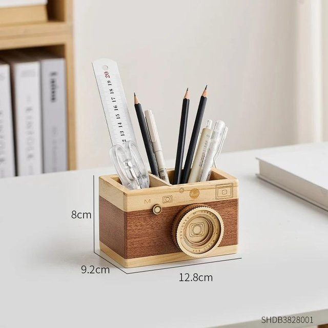 Künstlerischer Kamera Stifthalter aus Holz in Braun im Retro-Design für dein Büro und Schreibtisch - Bild 1