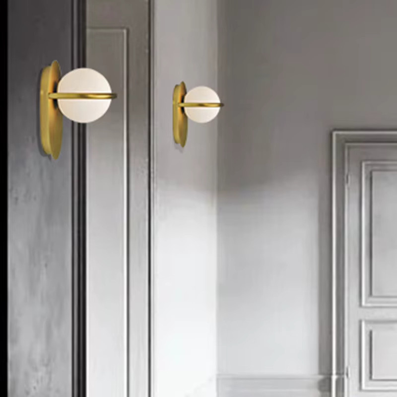 HomeLover LED Wandleuchte im skandinavischen Stil mit transparenter Glaskugel in Gold/Messing und Weiß - Bild 3