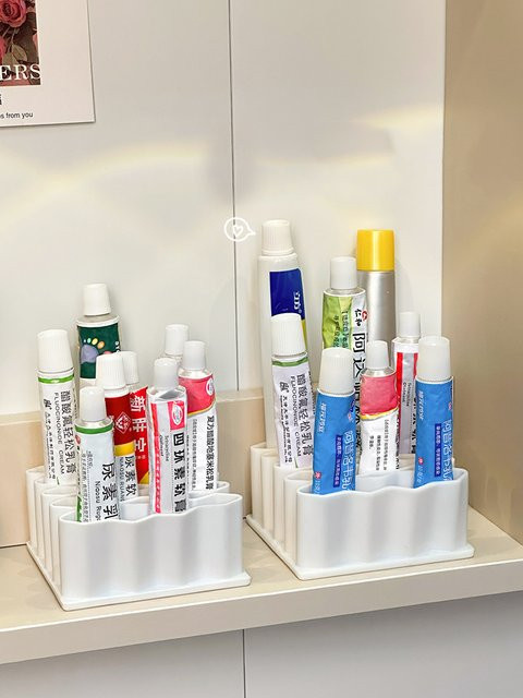 Wellenförmiger Pinselhalter und Stifthalter von lazyishhouse als Organizer für Schreibwaren und Künstlerbedarf aus Kunststoff in Schwarz oder Weiß - Bild 1
