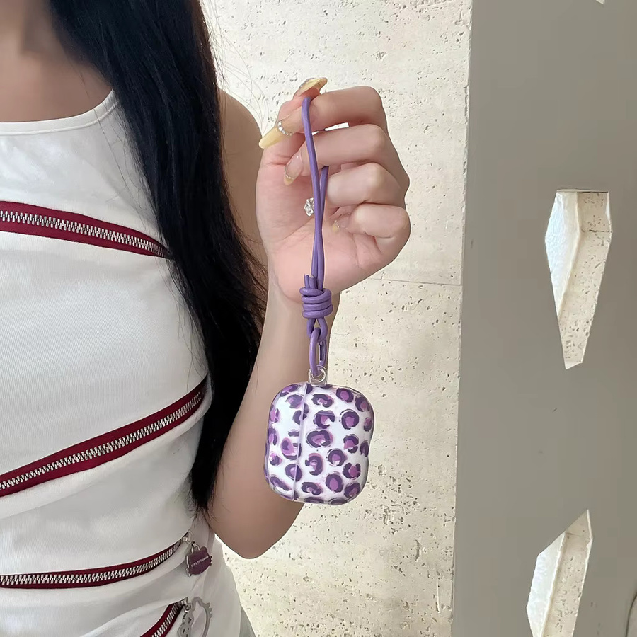 Apple Kopfhörerhülle mit lila Leopardenmuster und Umhängeband für AirPods 1, 2, 3, 4 und Pro 2/3 - Bild 2
