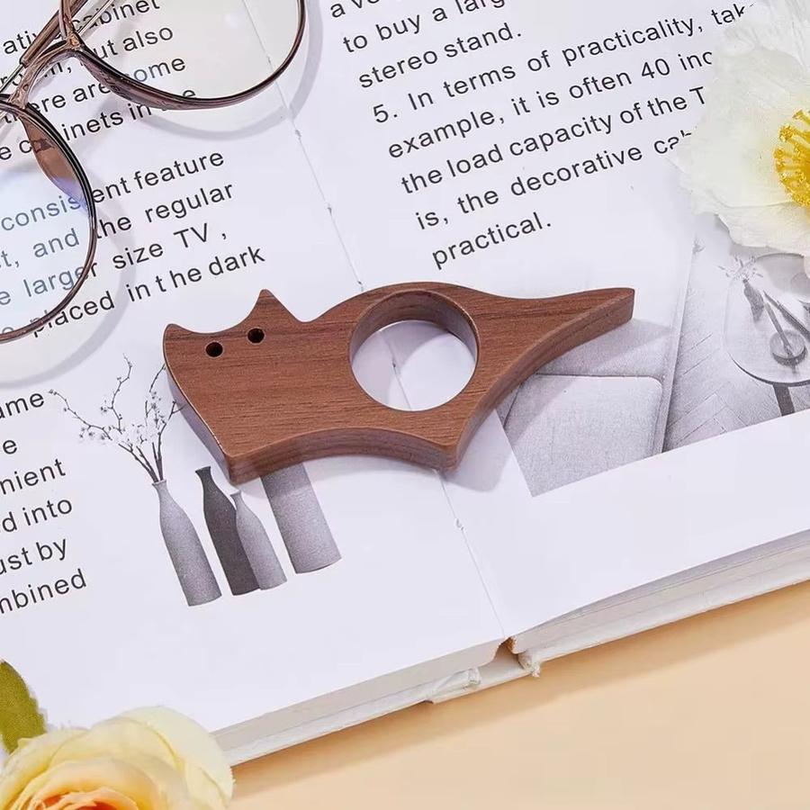 Niedliches Holz Lesezeichen als Daumen-Ring mit Tierdesign für Katze oder Hund in Braun - Bild 3