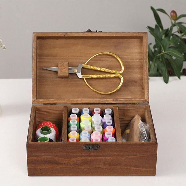 Vintage Nadel- und Fadenbox aus Holz in Braun und Gelb zur Aufbewahrung deiner Nähutensilien und DIY-Werkzeuge - Bild 1