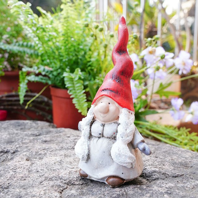 Handbemalte Gartendekoration Statue einer alten Dame mit rotem Hut aus Kunstharz in Vintage-Optik - Bild 1
