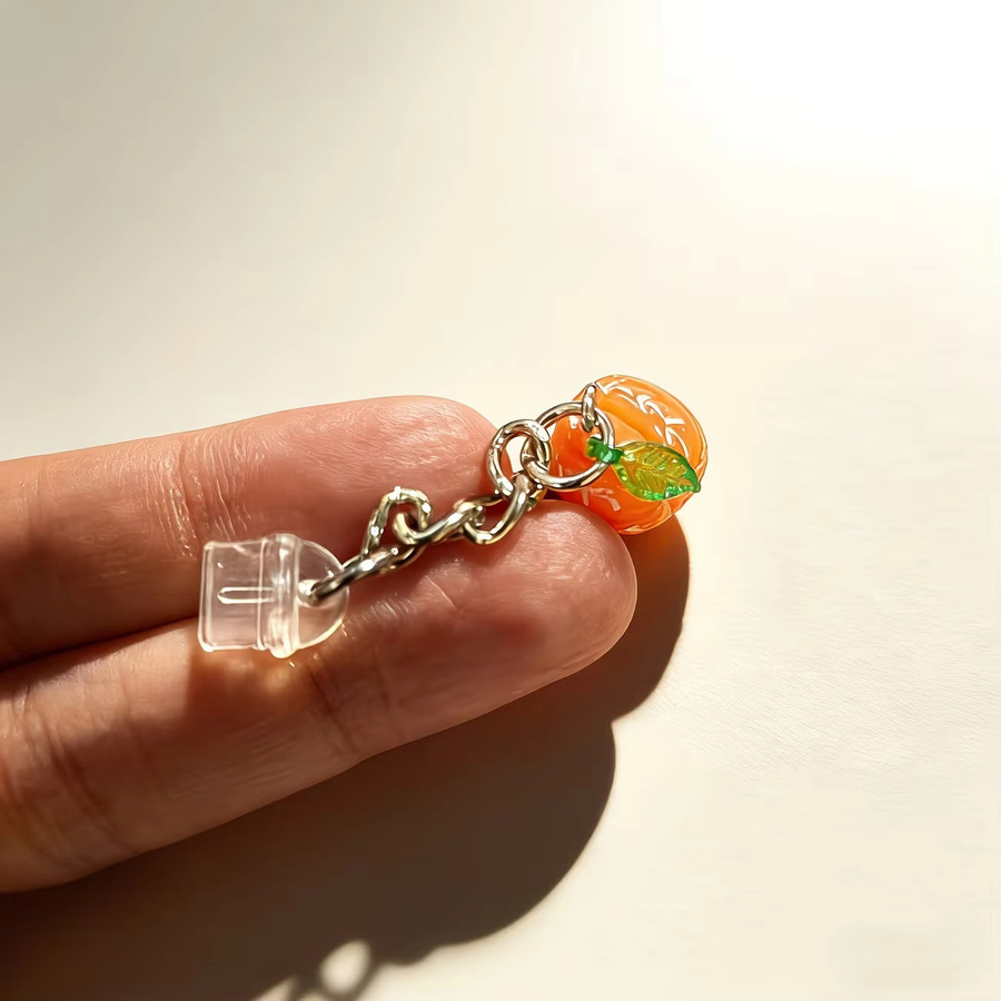 Niedlicher Orangen-Frucht-Anhänger als Staubschutz für Laptops und USB-C Anschlüsse in Orange - Bild 3