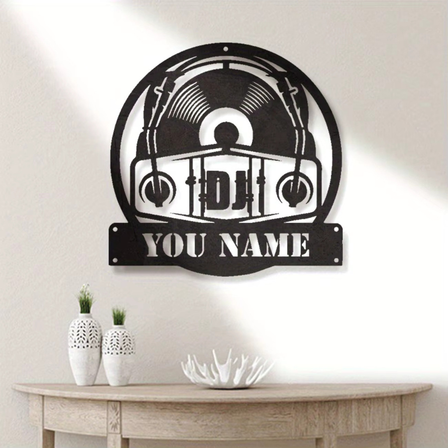 Personalisierte DJ Metall-Wandkunst Hello Young in Schwarz mit Kopfhörer-Design und individuellem Namen - Bild 4