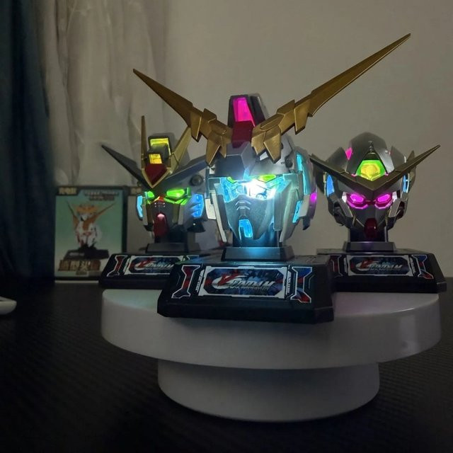 Bandai Strike Freedom Kopfskulptur Figur, Leuchtendes Modell, 3-teiliges Set - Bild 1