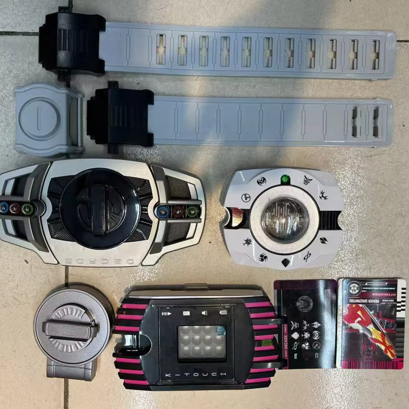 Bandai Kamen Rider CSM Remastered Emperor Rider Driver God Brand K Touchscreen DX Actionfigur, Weiß/Karmesinrot - Bild 3