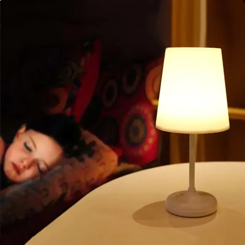 Moderne LED-Schreibtischlampe in Weiß mit Touch-Dimmer, Fernbedienung und USB-Aufladung, ideal als Nachtlicht oder zum Lesen, B/T/H: 13,0 x 13,0 x 29,0 cm - Bild 3