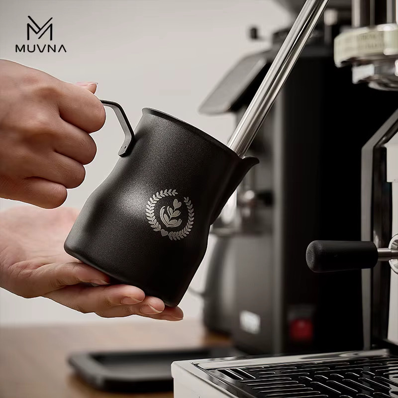 MUVNA Espresso-Milchkännchen für Latte Art mit spitzem Ausguss, Schwarz/Silber, 350/450ml - Bild 2