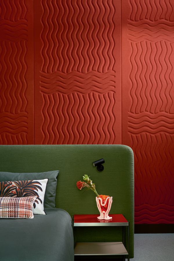 Élitis Tapete Wave RM 1055 35 in Rot mit geometrischem Abstract-Design und modernem Flannel-Stoff - Bild 1