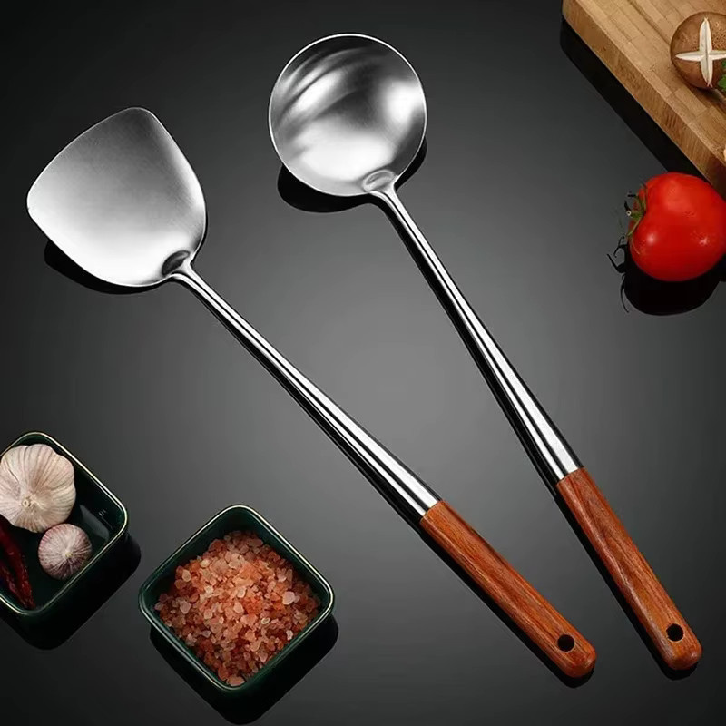 Edler Wok-Spatel aus Edelstahl in Silber als Küchenutensil zum Wenden und Servieren von Reis - Bild 2