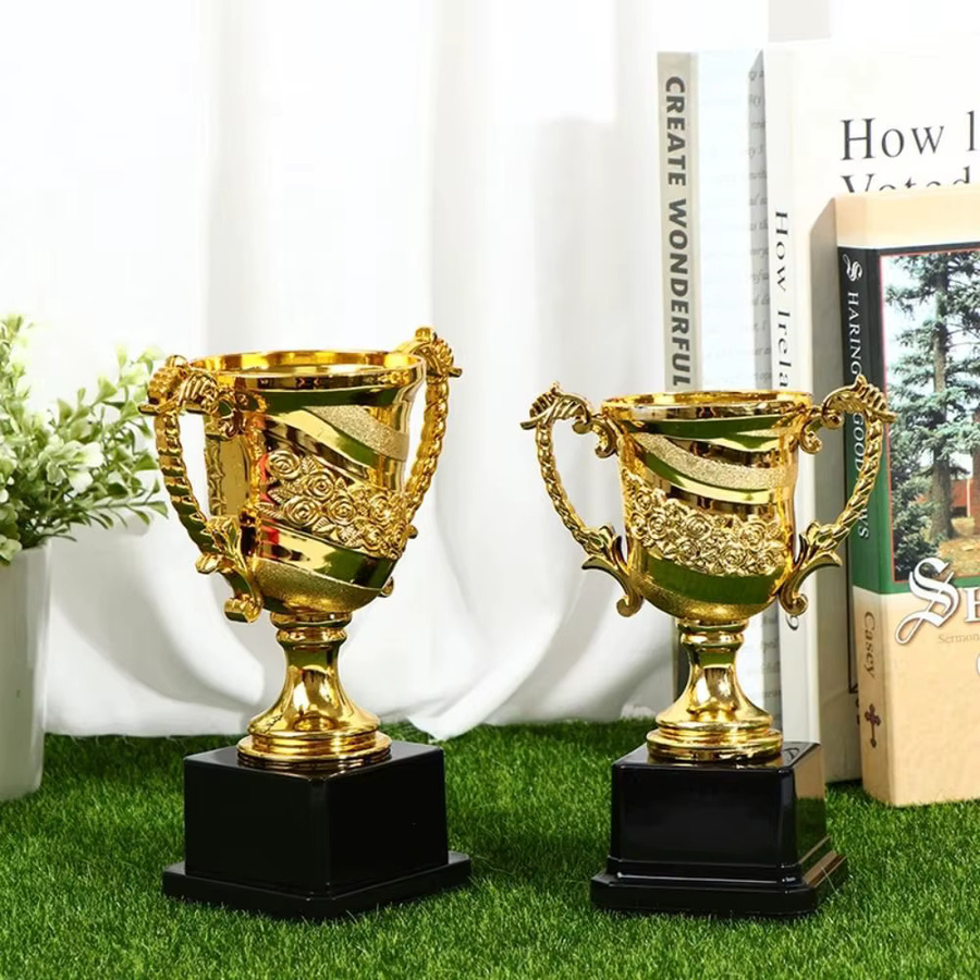 Goldene Fußball-Trophäe aus Kunststoff für Kinder und Wettbewerbe, Höhe: 14 cm - Bild 2