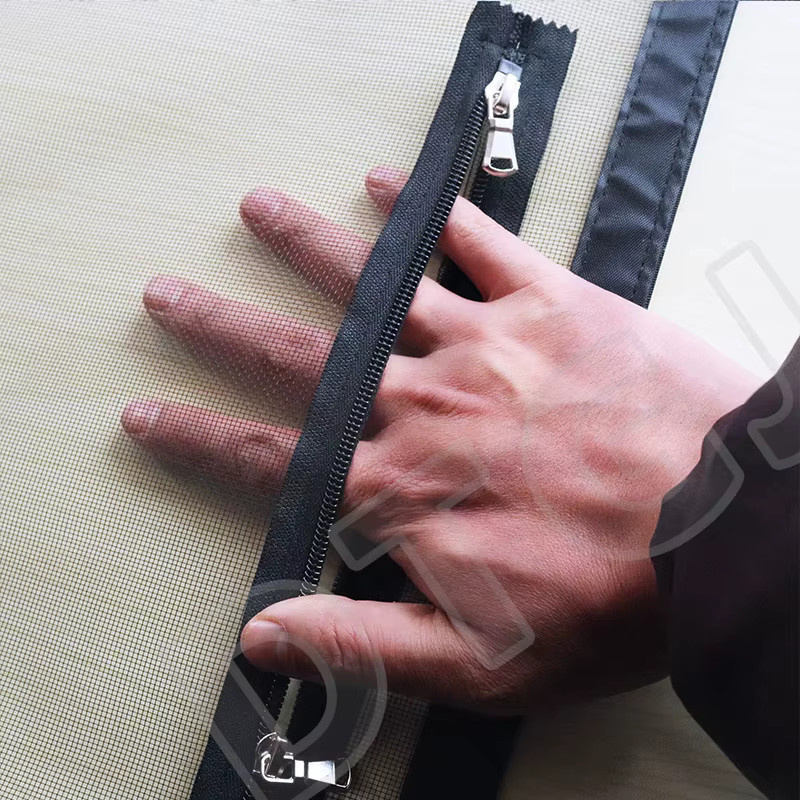Schwarzes Fenster-Moskitonetz mit Griff und Reißverschluss aus Glasfaser-Tüll für Fenster und Oberlichter - Bild 4
