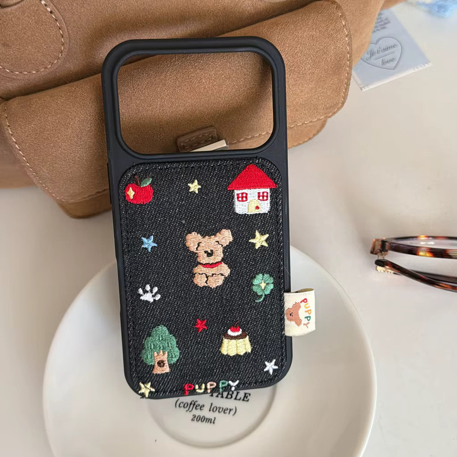 Handyhülle mit Dackel-Plüschwelpe in Denim-Stickerei für iPhone 17, 16, 15 und 14 Pro Max in Blau oder Schwarz - Bild 2