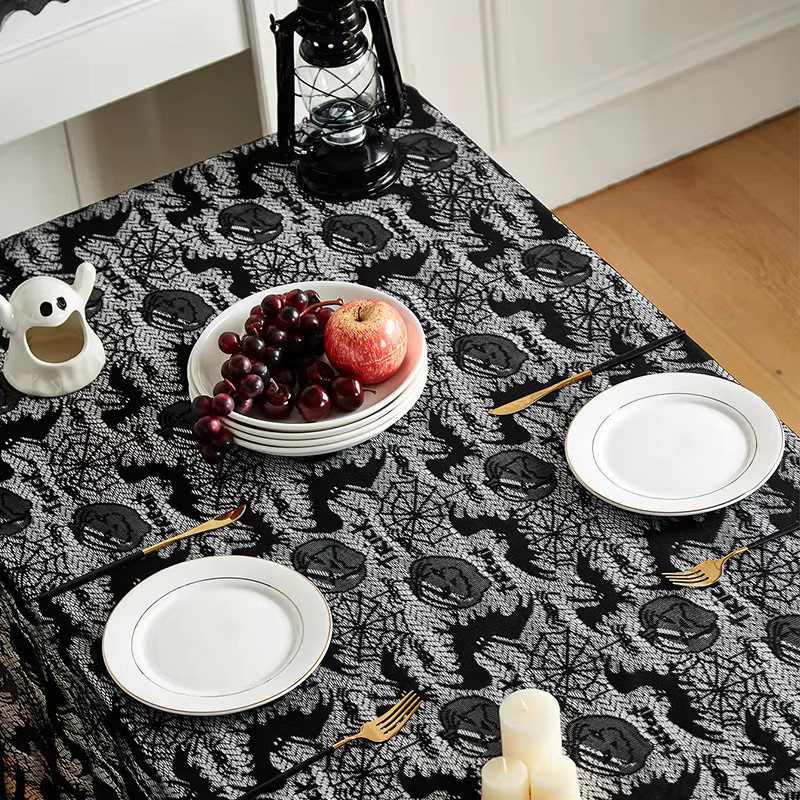 Schwarze Halloween-Spitzen-Tischdecke mit Fledermaus-Netz und Totenkopf-Muster für deine Party-Dekoration - Bild 4