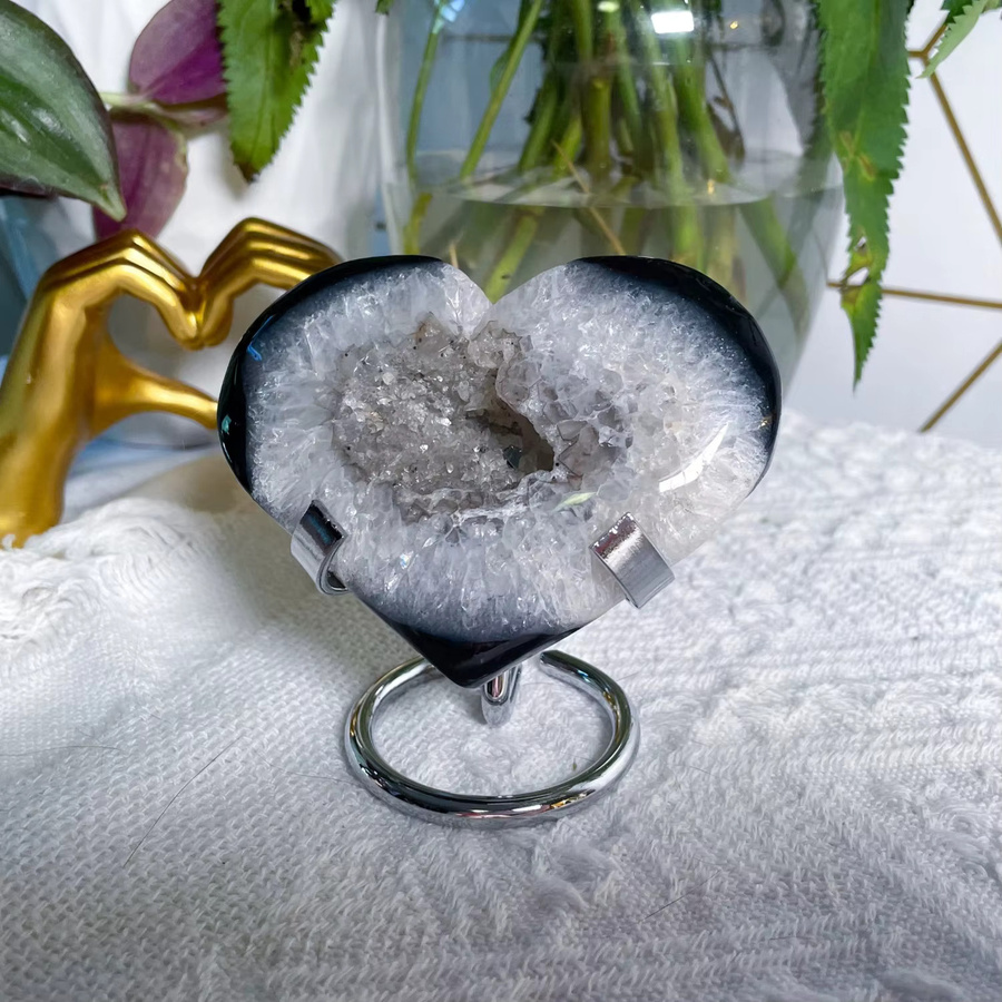Herzförmiger Geodenkristall aus schwarzem Achat von CrystalHola zur Dekoration - Bild 2