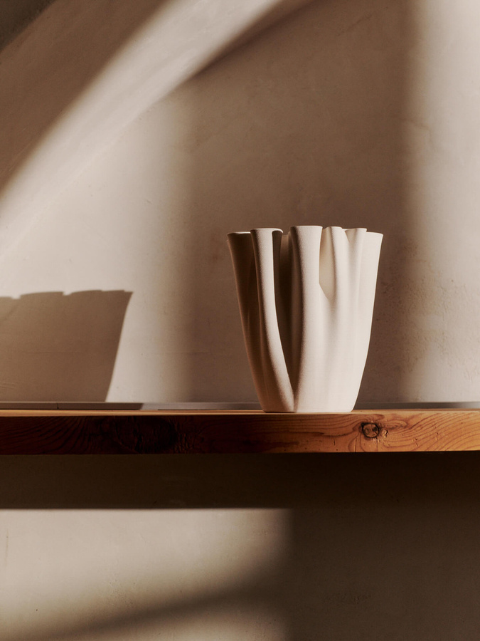 Ferm Living Dedali Vase aus Keramik in Weiß, geometrisches Design für den Tisch - Bild 2