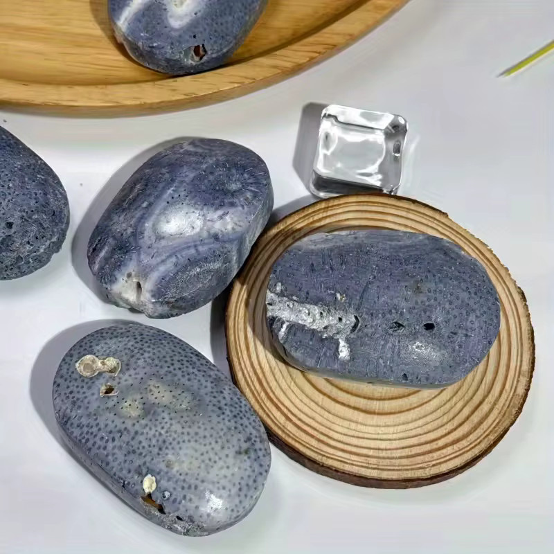Natürliche blaue Korallen-Jade-Kristallkugel in Freiform, polierter Heilstein für dich - Bild 1