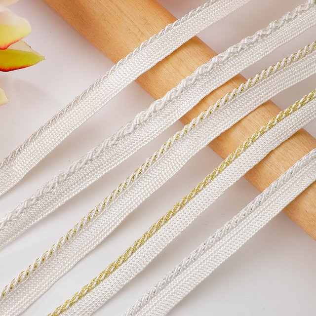 Weiße Spitzenborte mit geschwungenem Muster für DIY Bastelarbeiten und zum Nähen, Breite: 1 cm, 5 m pro Packung - Bild 1