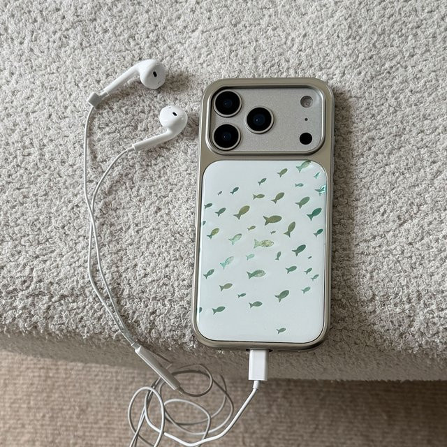 Versilberte Handyhülle aus Acryl mit blauem koreanischem Fisch-Design für iPhone 17 Pro, 16, 15 und 14 Pro Max - Bild 1