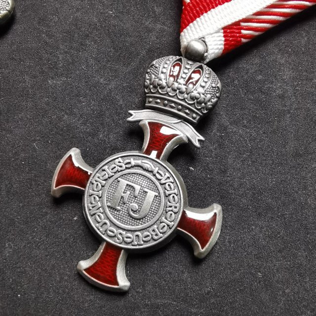 Goldenes FJ-Kreuz Anhänger, gray, Damen - Bild 1