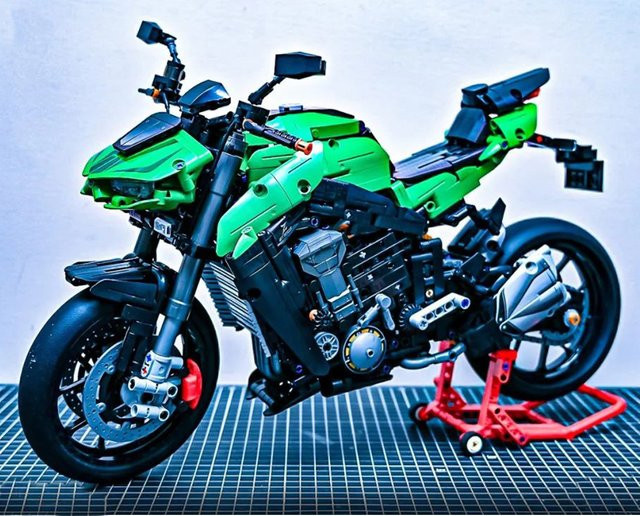 CETYL MOC Z1000 Motorrad Modellbaustein Set in Grün mit 2089 Teilen - Bild 1