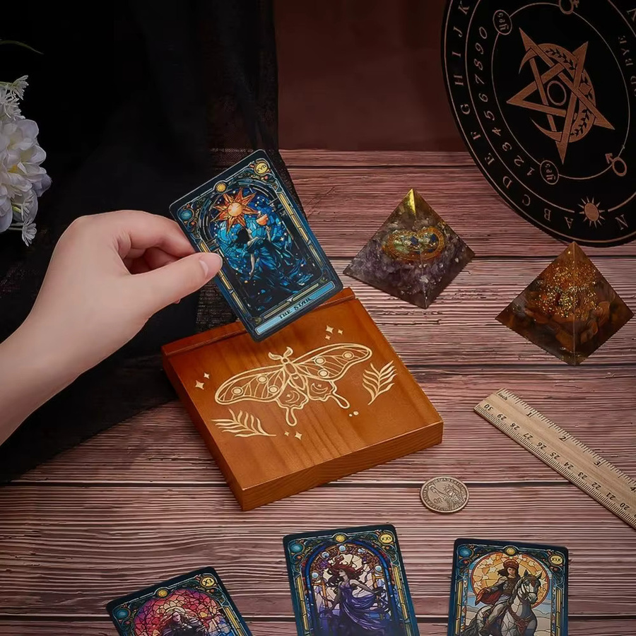 Quadratischer Tarot-Kartenhalter aus Holz mit Schmetterlingsmuster in Braun - Bild 3