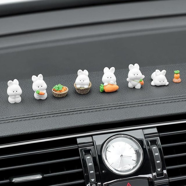 YJSTY 8er Set Niedliche Cartoon-Hasen Auto-Dekorationen aus Kunststoff in Weiß für die Mittelkonsole oder den Tisch - Bild 1