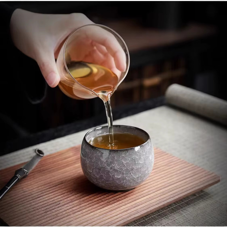 Keramik-Teetasse mit Knisterglasur in Grau im traditionellen chinesischen Gongfu-Stil - Bild 2