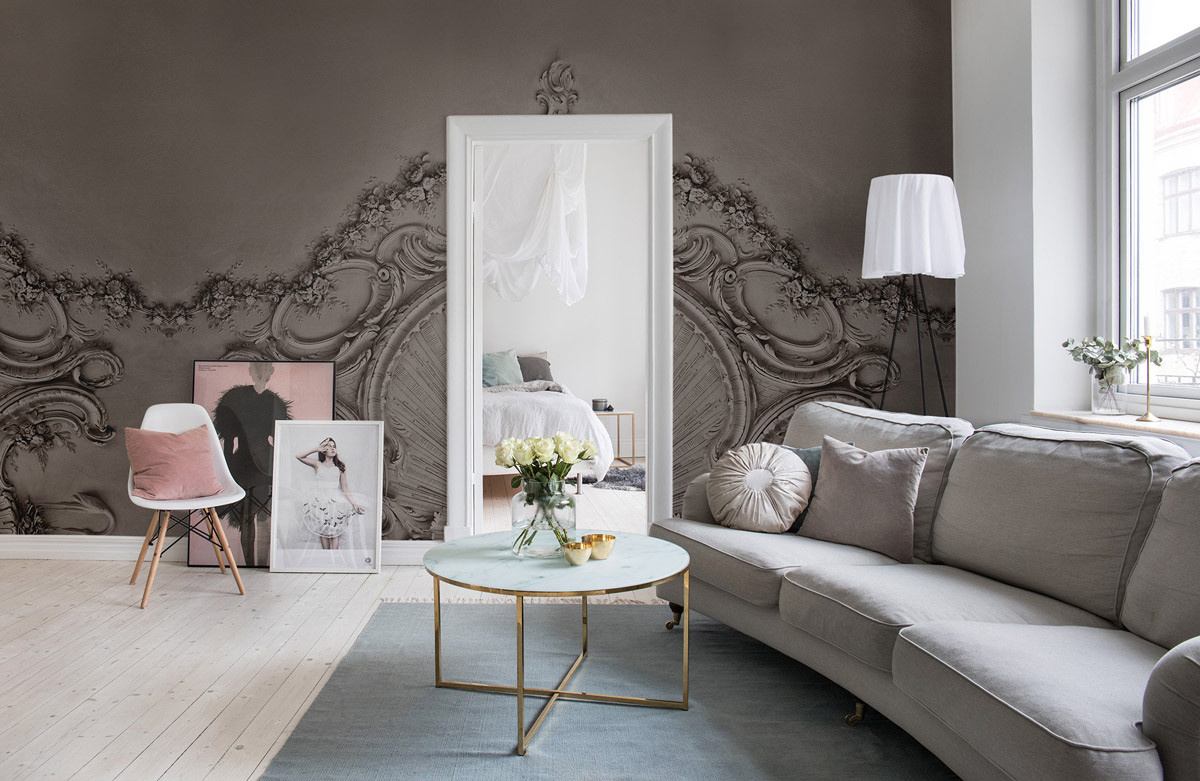 Rebel Walls Mural Stucco Gloria Clay Wandtattoo in Braun und Grau mit abstraktem Art Nouveau Design - Bild 1