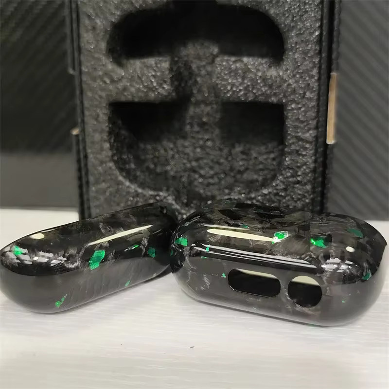 Samsung Kopfhörer-Schutzhülle für Buds 3/3Pro in Schwarz mit Kohlefaser-Design und Unterstützung für kabelloses Laden - Bild 2